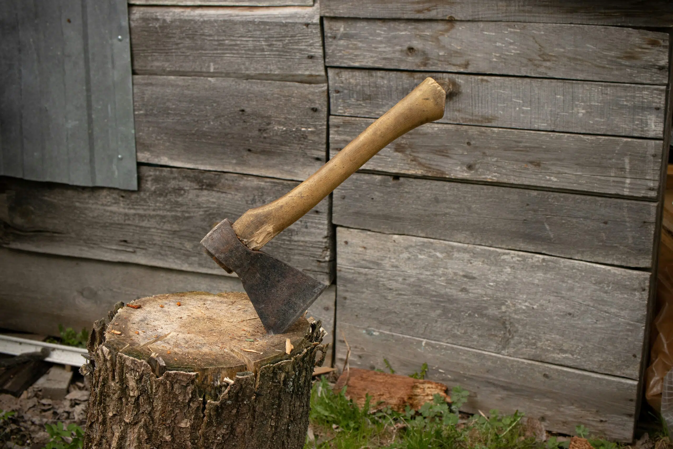 Discover the Thrill of Axe Throwing with Friends and Family