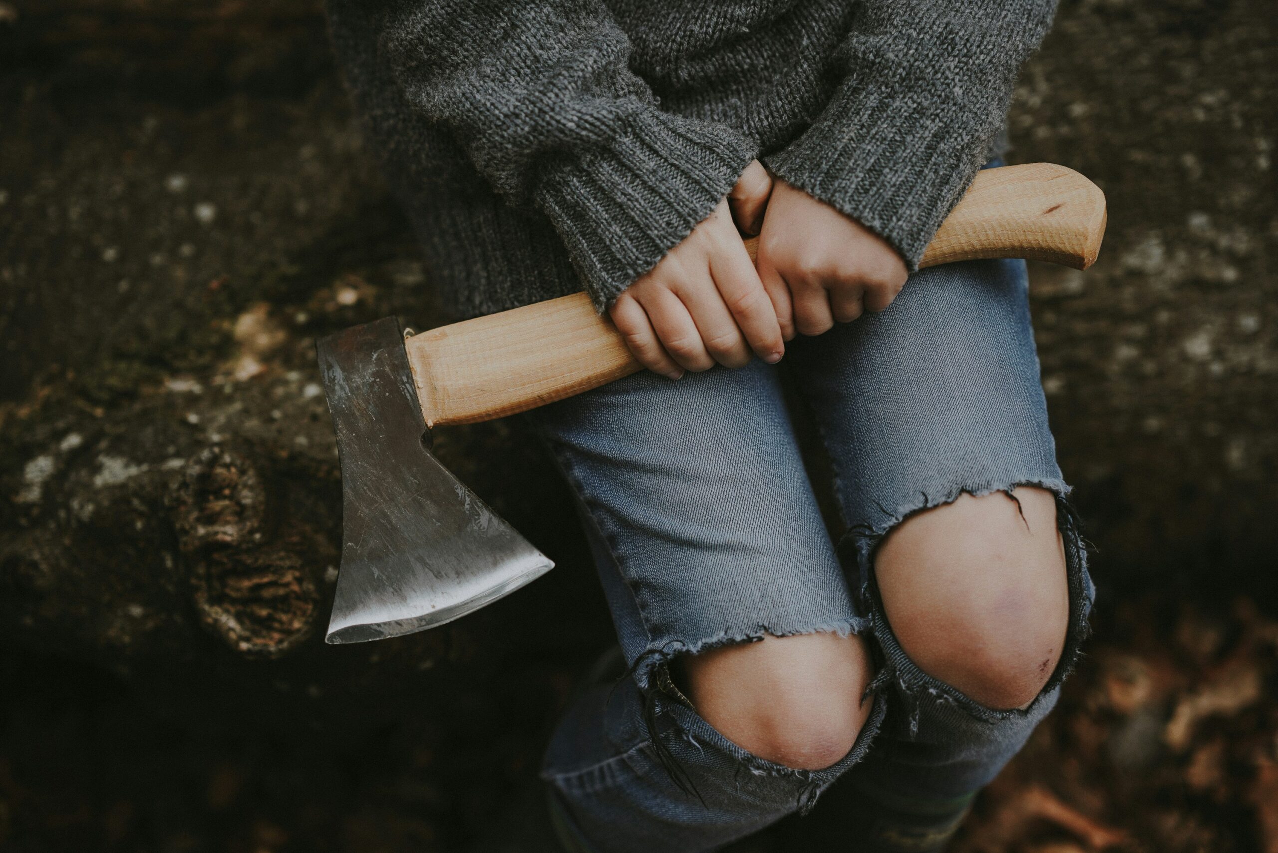 Mastering Axe Throwing Grip Types: A Beginner’s Guide